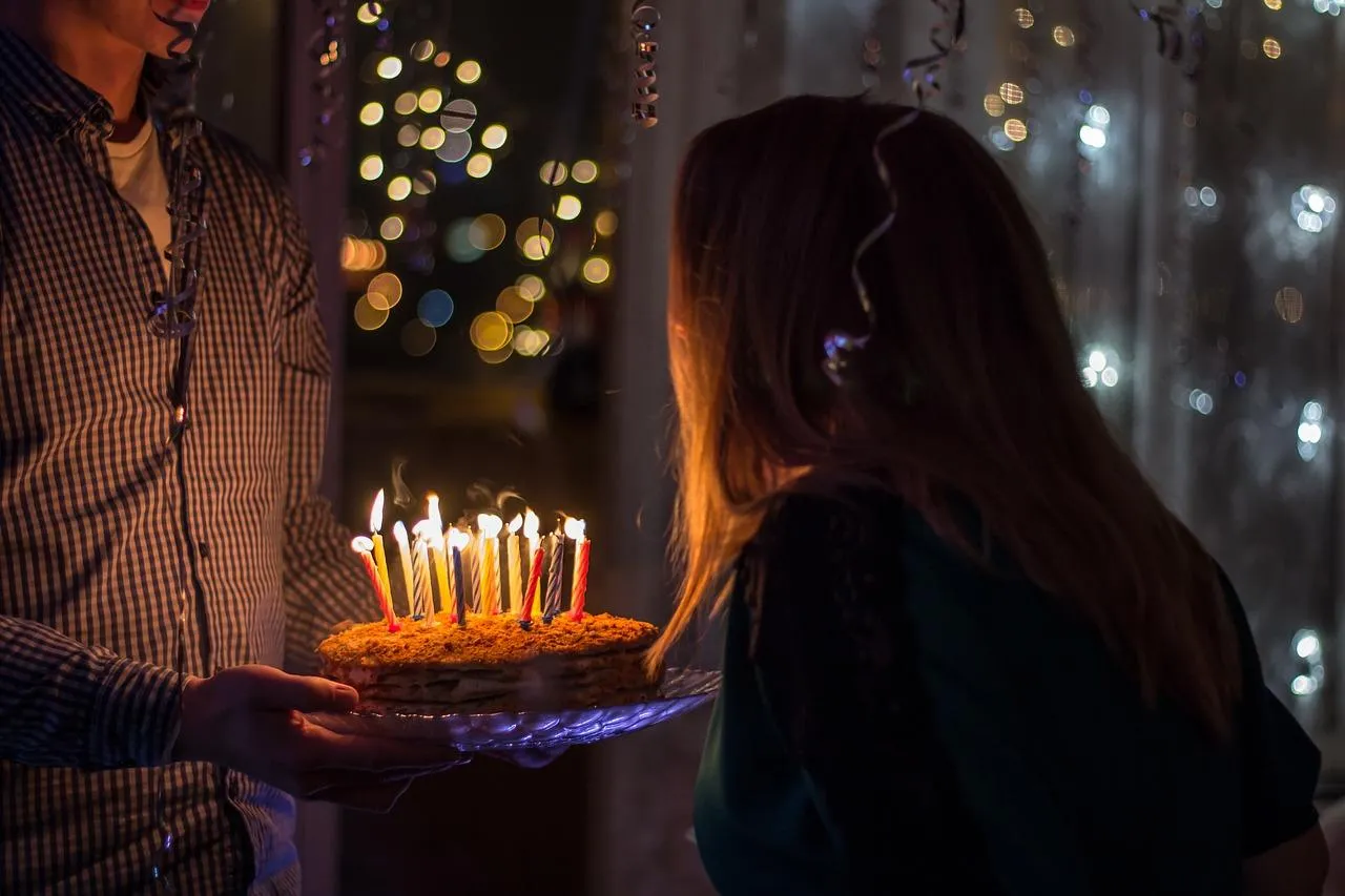 Une table d’anniversaire lumineuse, florale et personnelle, sans surcharge.