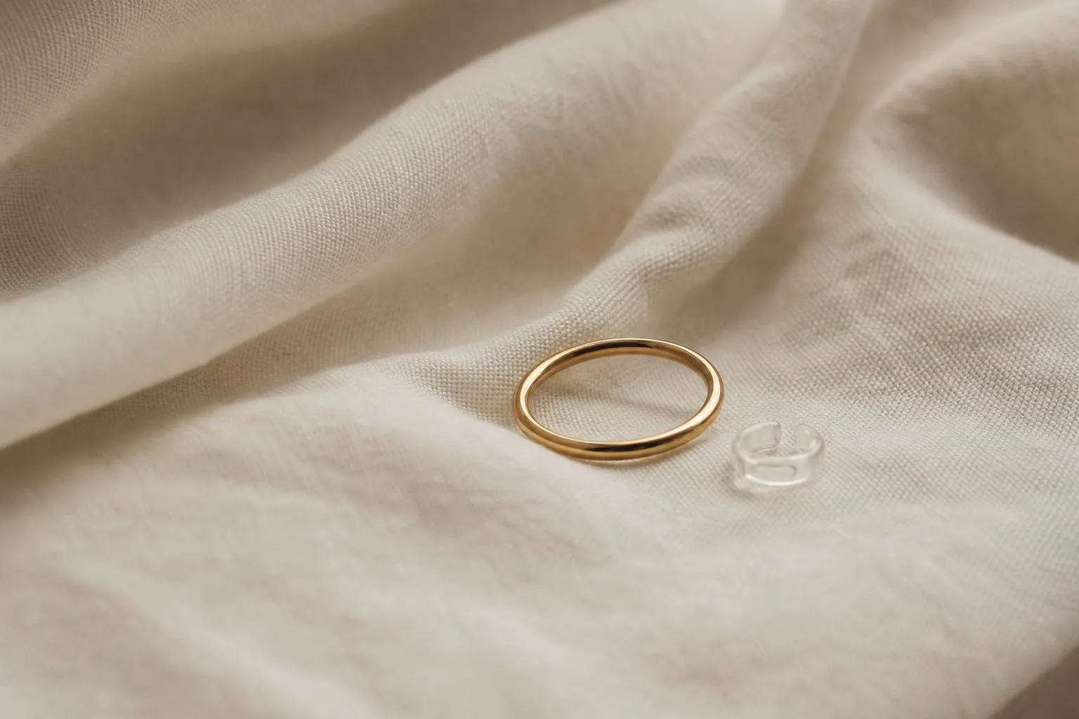 Un ressort de maintien discret, fixé à l'intérieur de l'anneau, empêche la bague de tourner sans en modifier la taille.