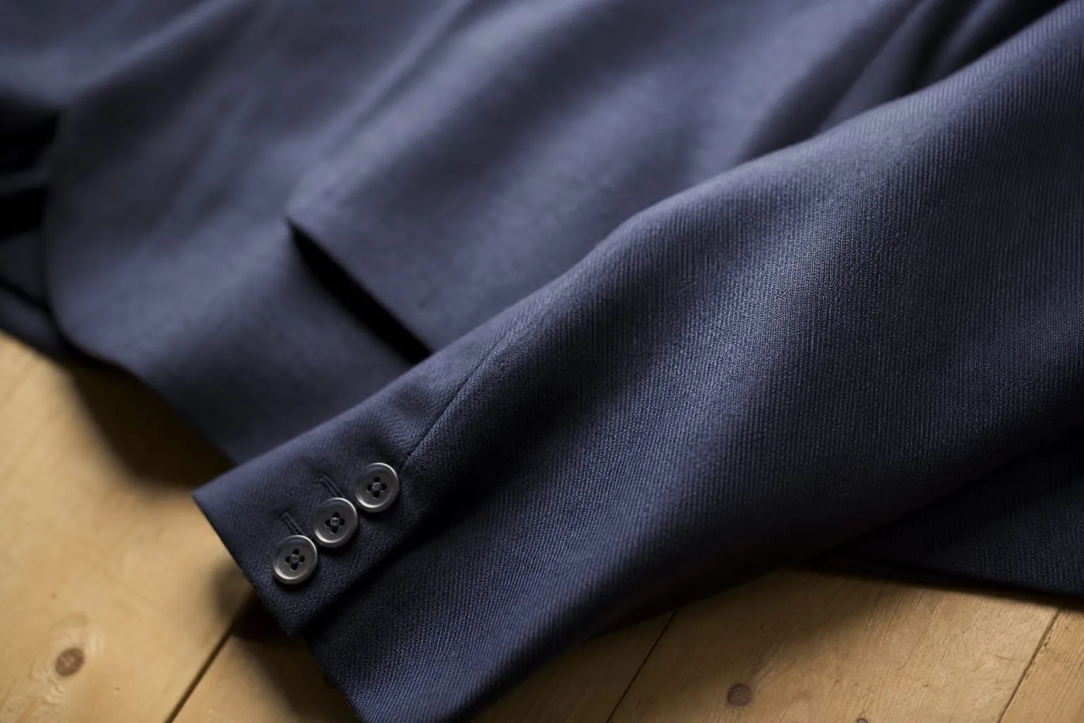 Le lustrage au coude d'un blazer en laine vient des fibres écrasées par le frottement répété, pas d'un défaut du tissu.