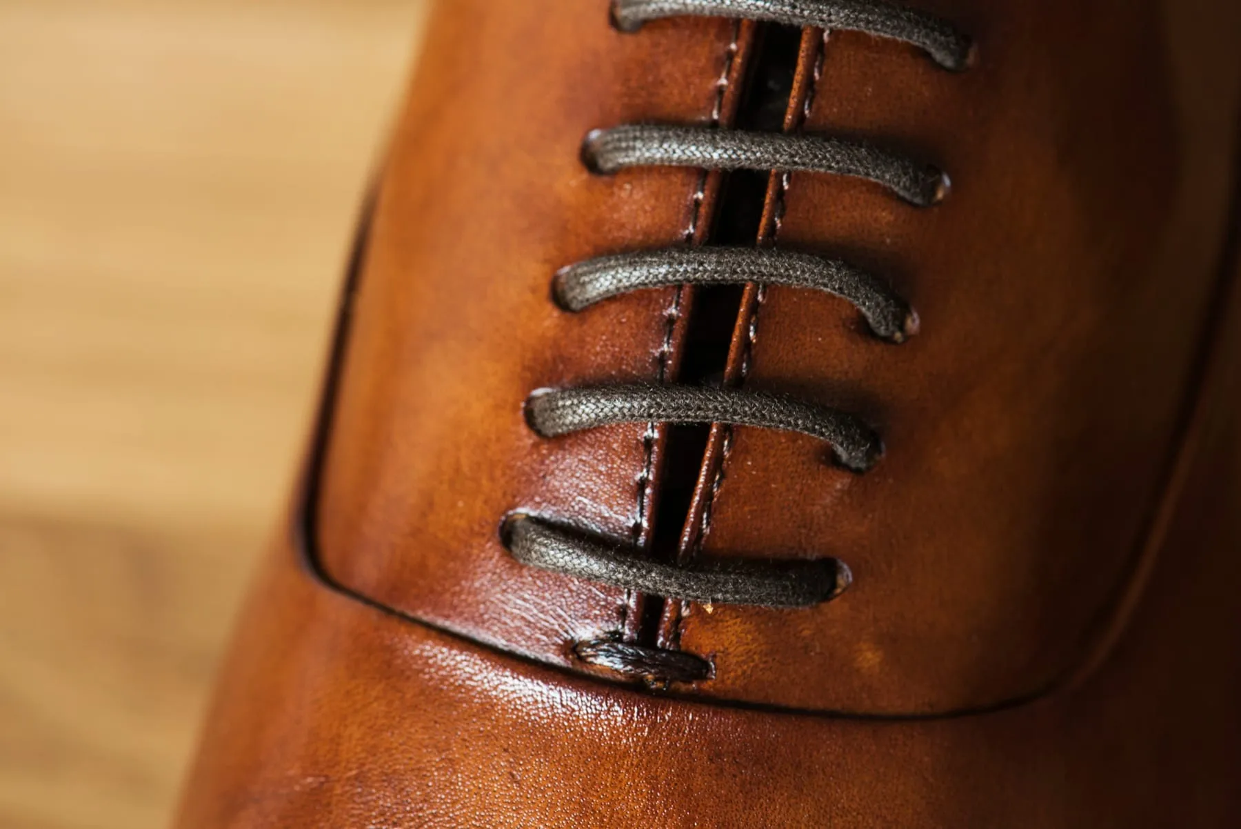 Un derby brun en cuir lisse, alliance de souplesse et de tenue.