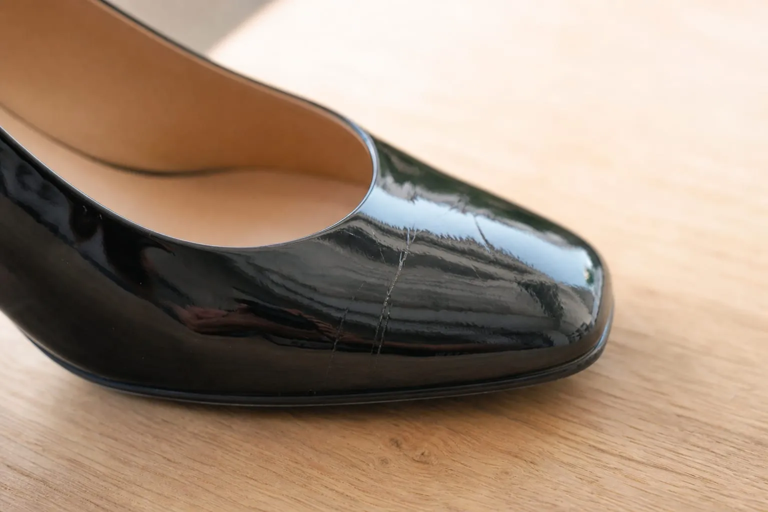 Le vernis, une fine pellicule rigide, craquelle presque toujours au niveau du pli de flexion du pied, là où le cuir se plie le plus.