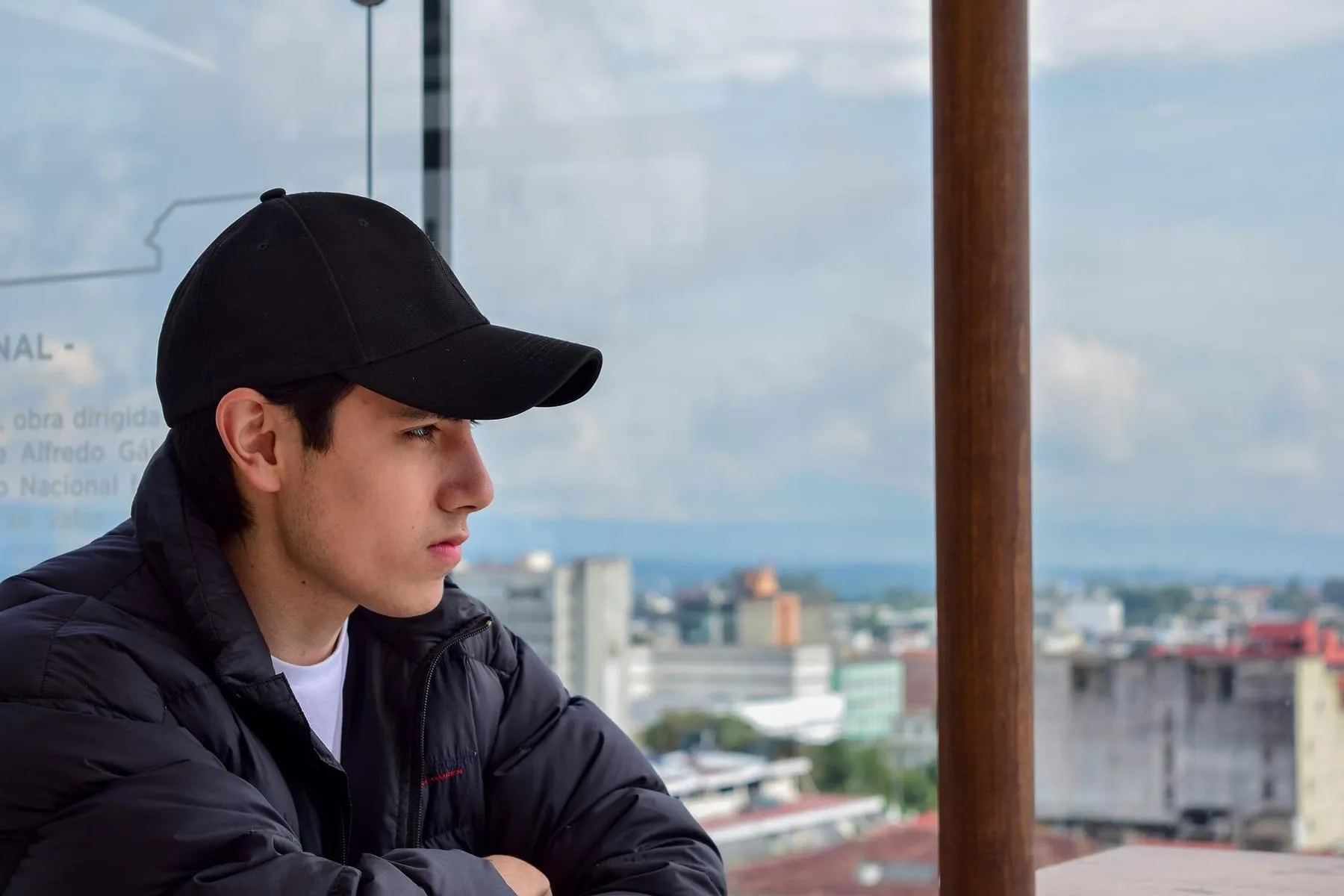 Une casquette sobre structure une tenue casual sans l’alourdir.