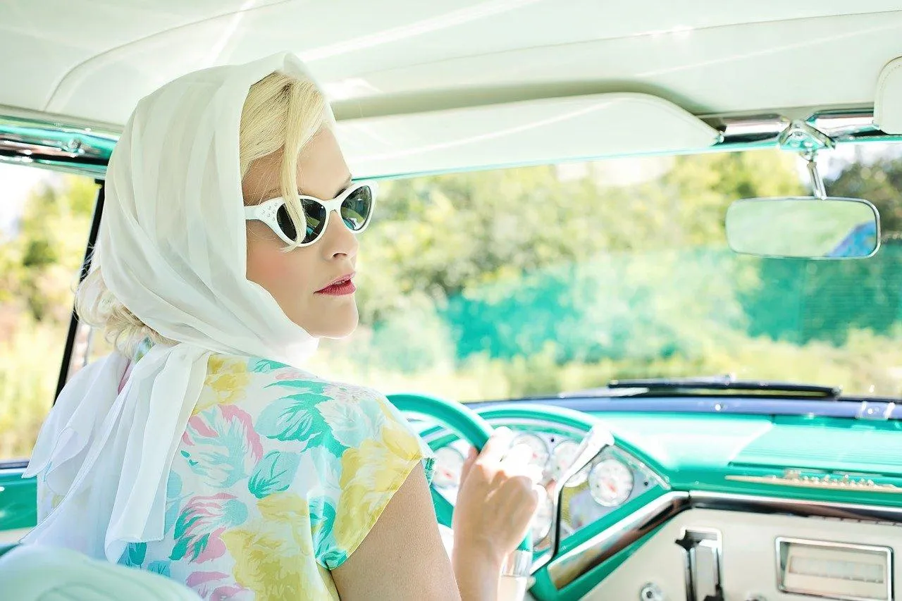 Une silhouette vintage équilibrée par des accessoires résolument actuels.