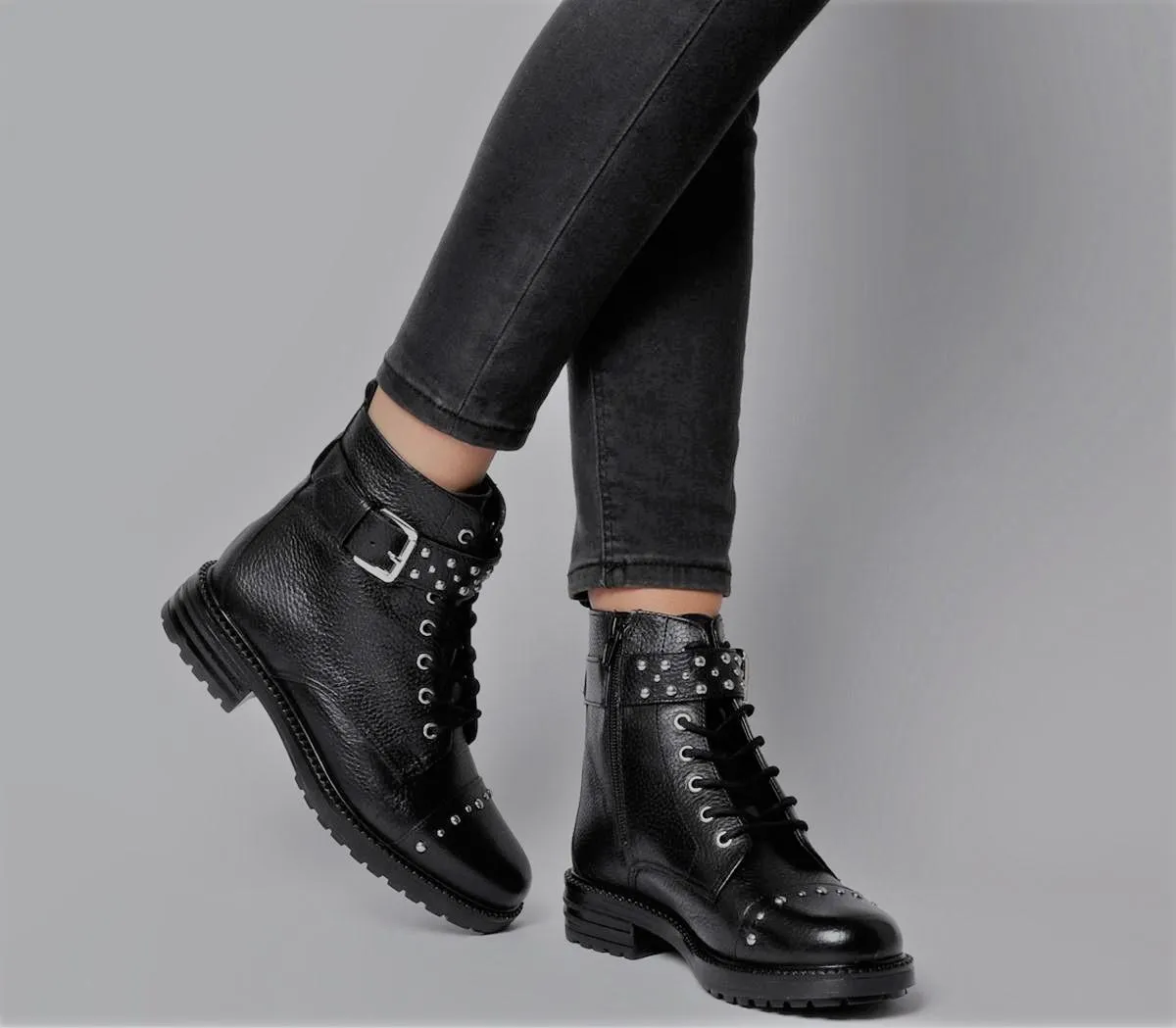 Des biker boots épaisses équilibrées par une silhouette fluide et structurée.