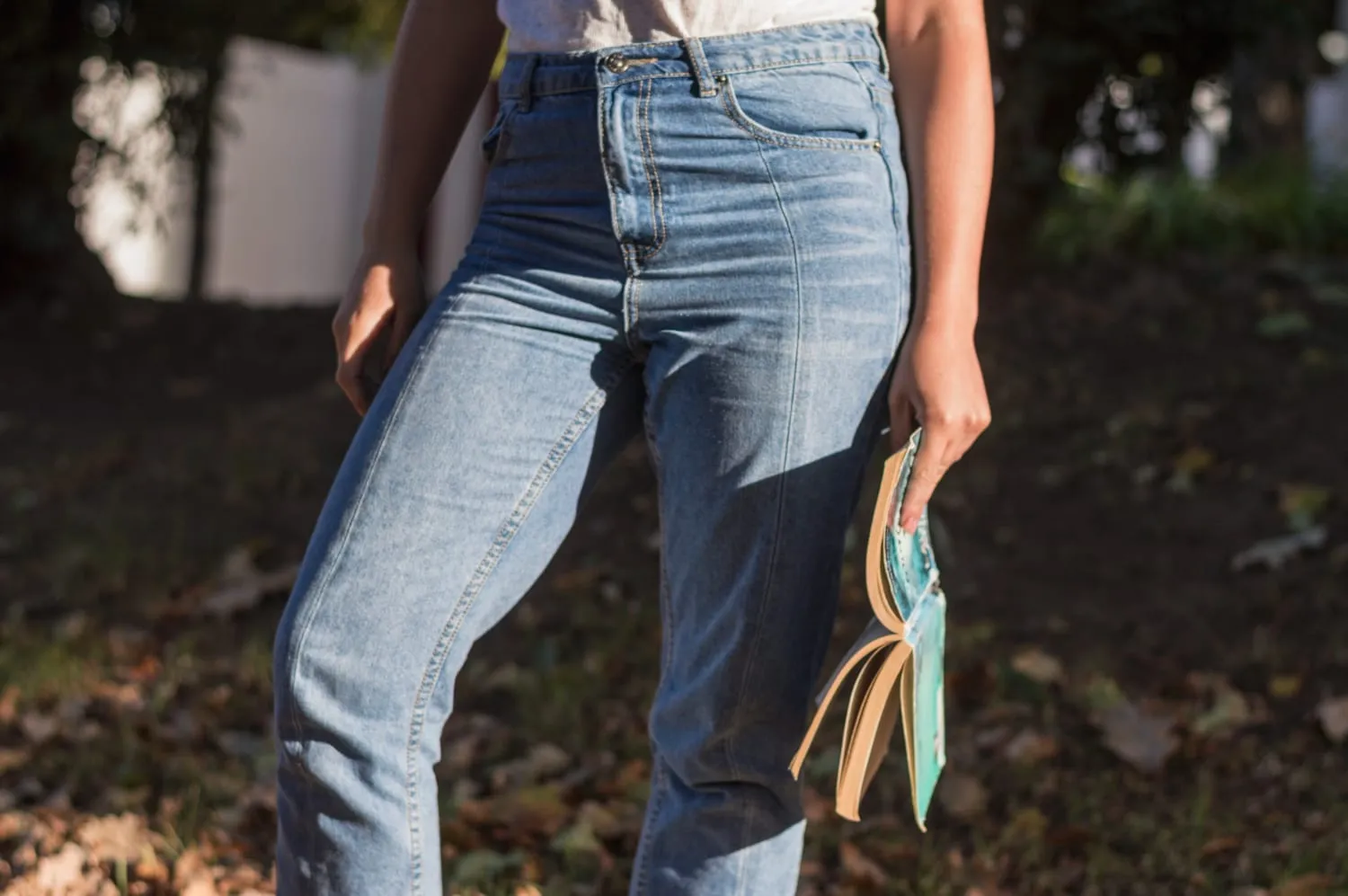 Denim indigo, cuir souple et détails fonctionnels pour le quotidien.