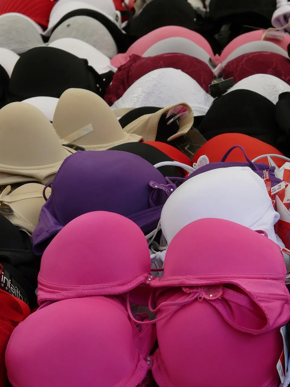 Le bon modèle maintient sans marquer, ni comprimer la poitrine.