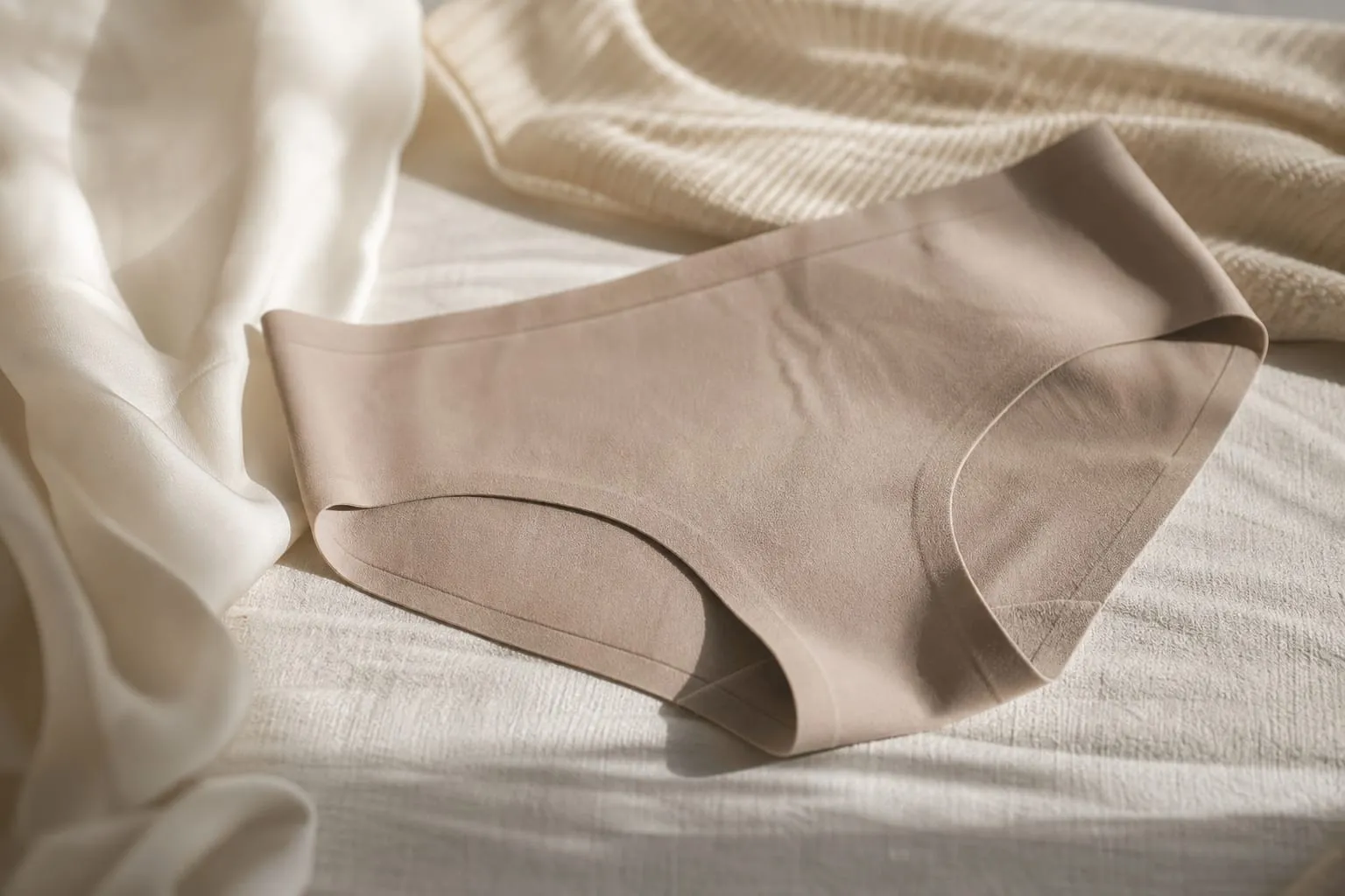 Une découpe échancrée sans couture latérale épaisse limite nettement le roulement du tissu entre les cuisses.