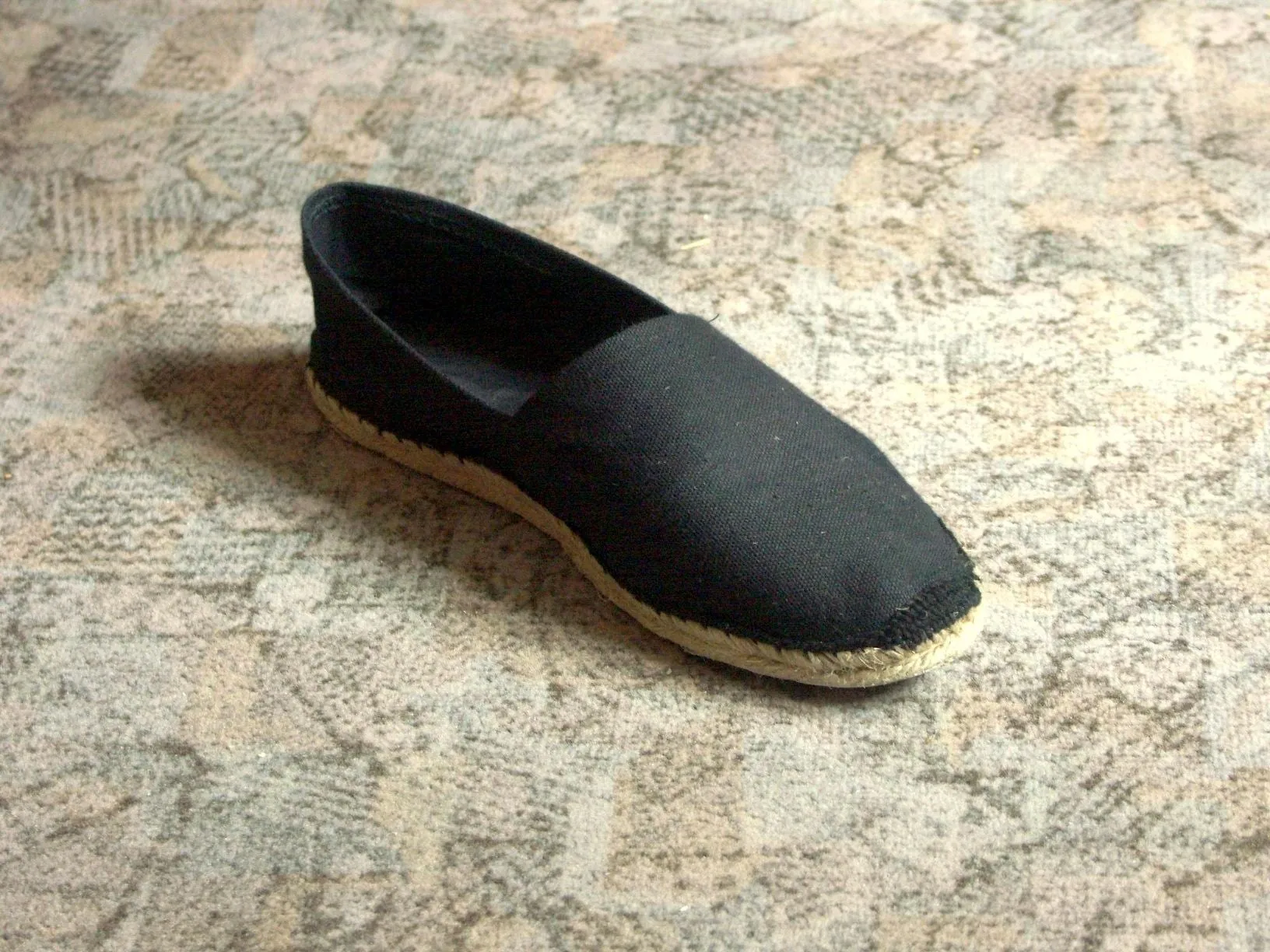Des espadrilles en toile naturelle pour une silhouette estivale nette.