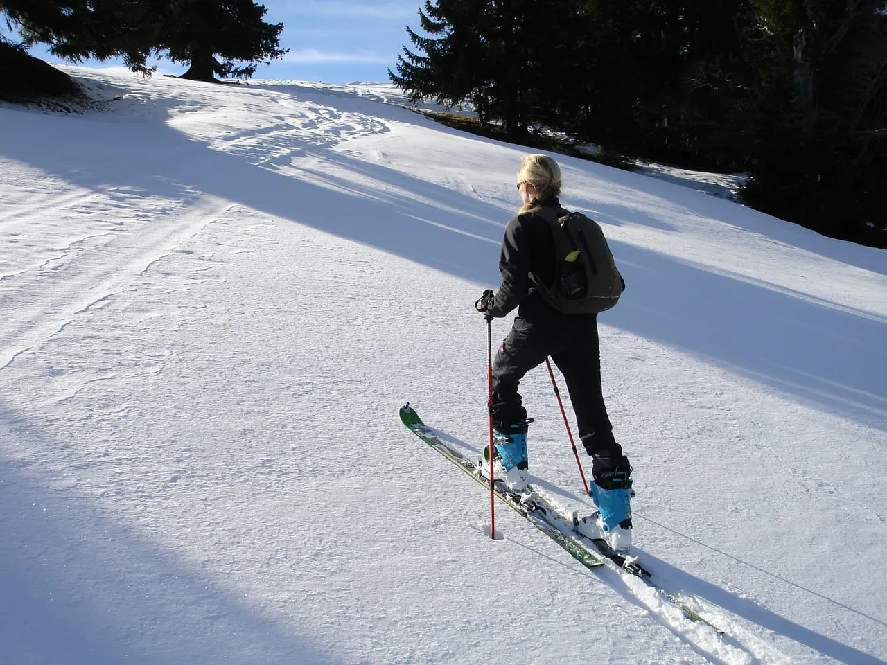 Une silhouette de ski nette, pensée pour le mouvement et les grands froids.