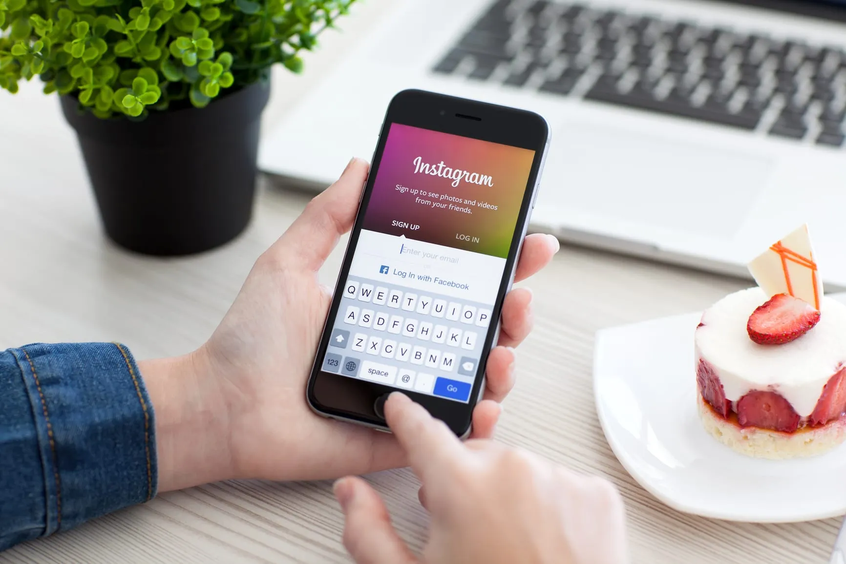 Un achat mode commence souvent par un détail aperçu dans le fil Instagram.