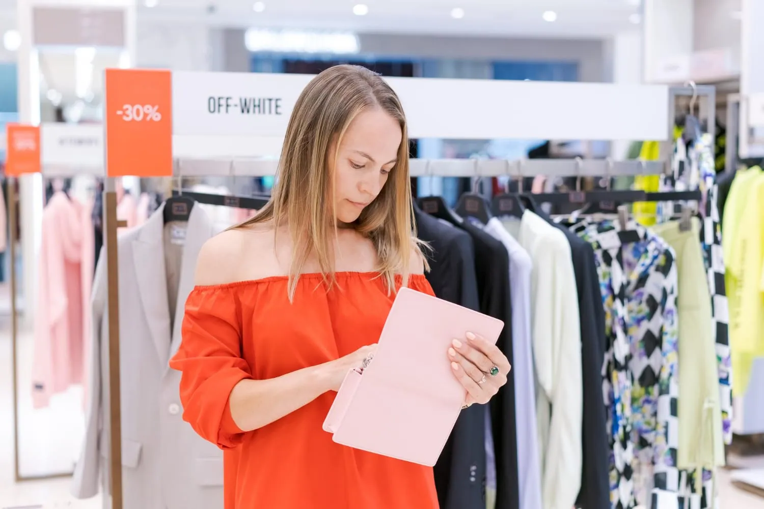 L’envers d’un vêtement bon marché commence bien avant la caisse.