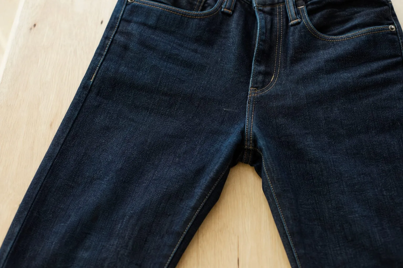 Une pièce de renfort cousue à l'intérieur de l'entrejambe répartit la tension et évite qu'une nouvelle déchirure ne s'ouvre au même endroit.