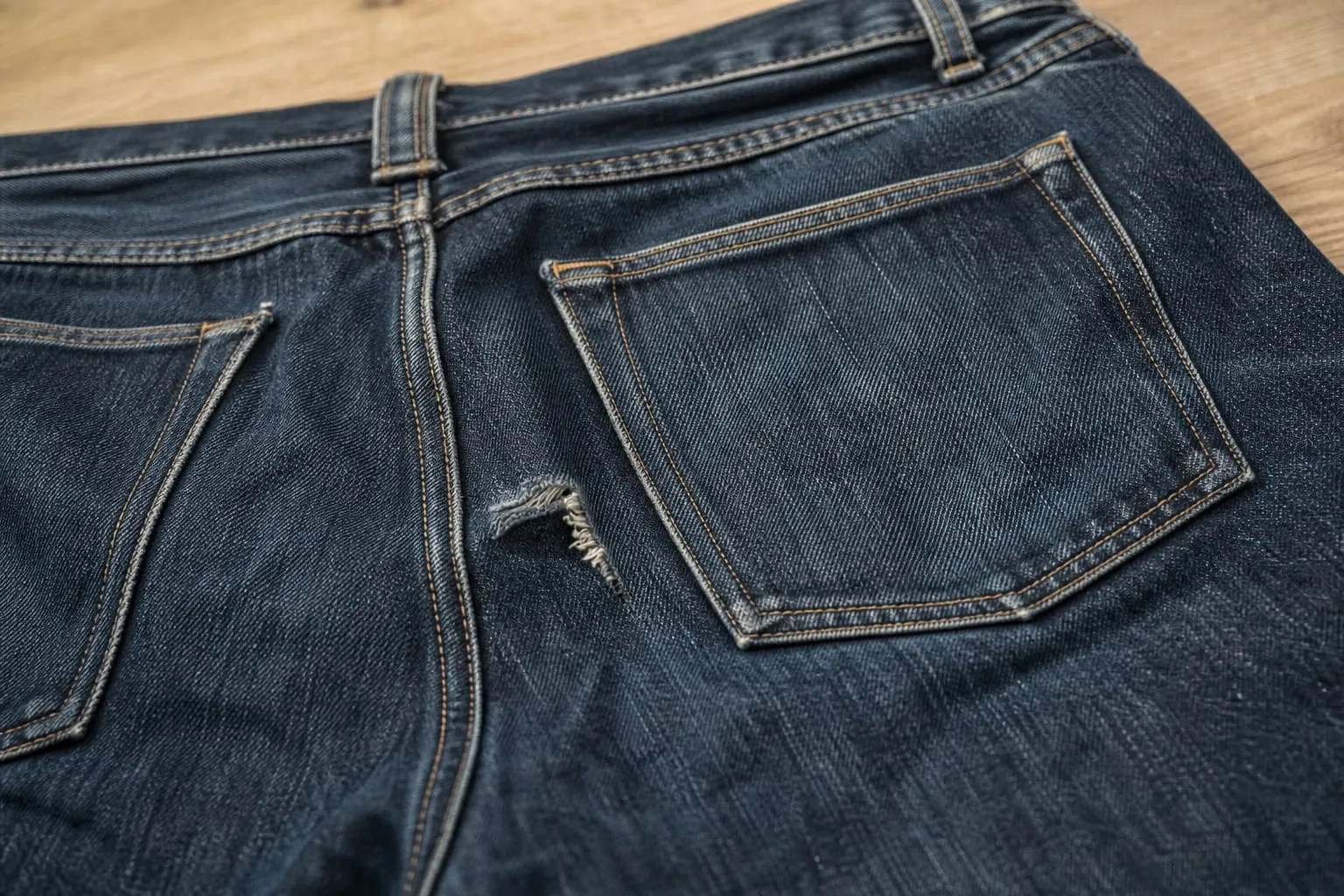Le coin d'une poche, point de tension maximale à chaque mouvement, cède presque toujours avant le reste du tissu du jean.