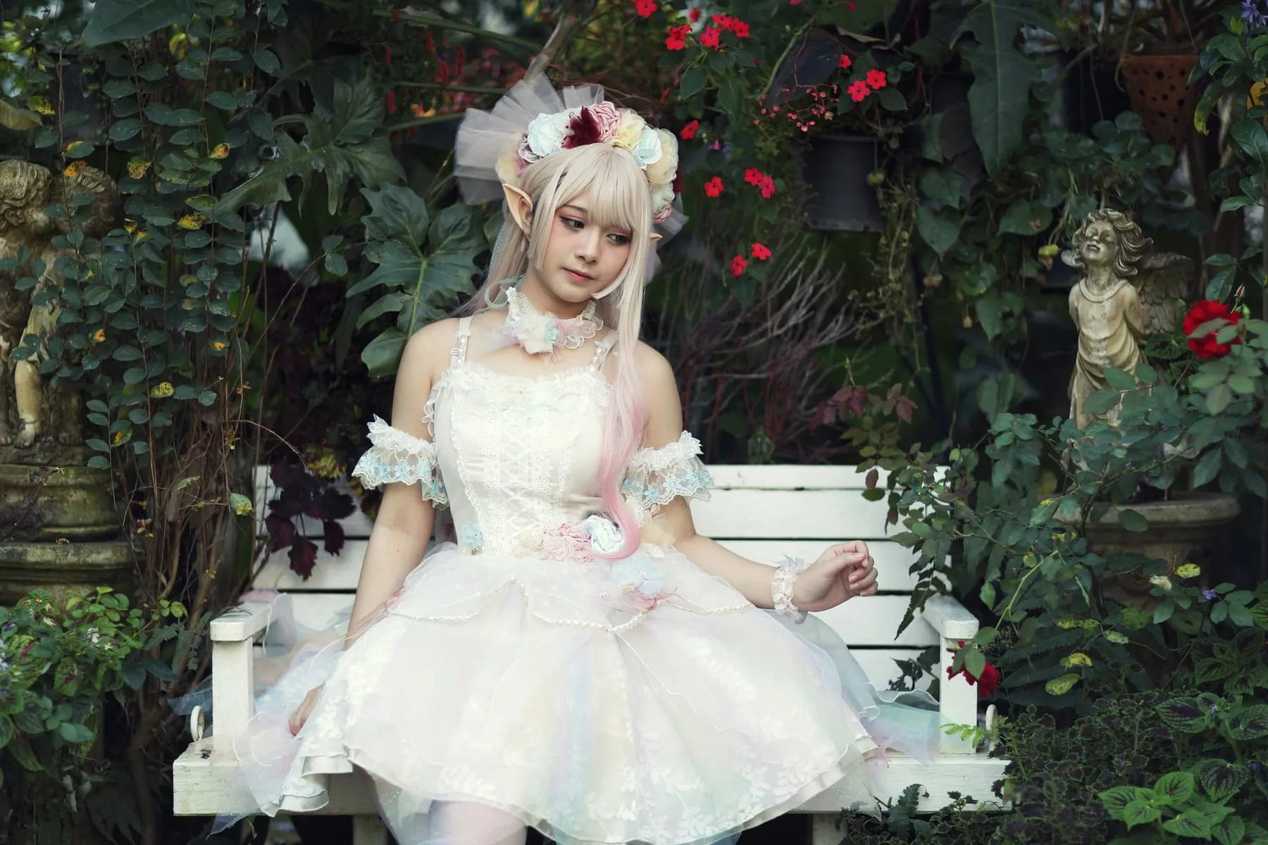 Une silhouette Lolita construite par le volume, la matière et le détail.