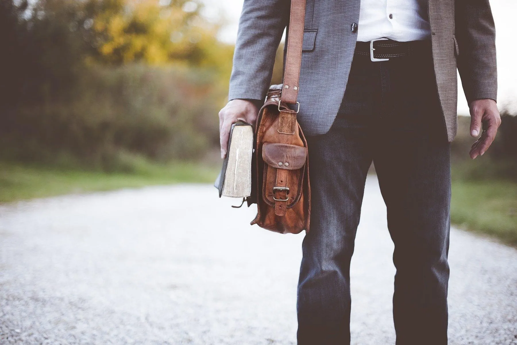 Un sac bien choisi prolonge la ligne d’un manteau et accompagne les usages réels.