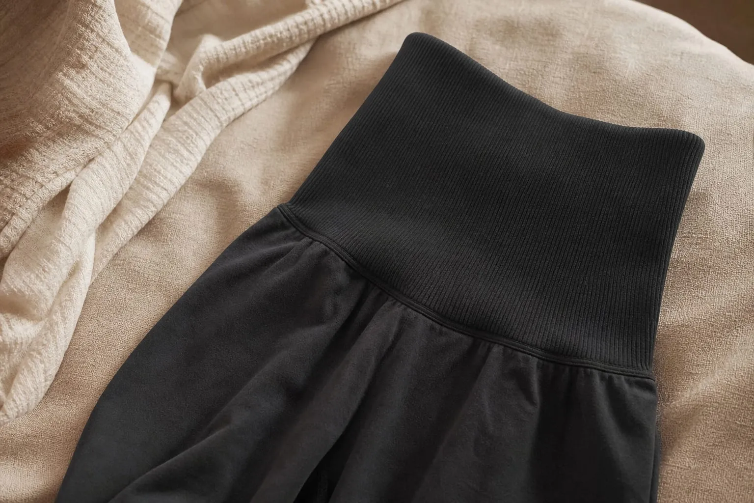 Un bandeau en tricot côtelé, plus épais qu'un jersey fin, retient nettement mieux sa position sous le ventre.