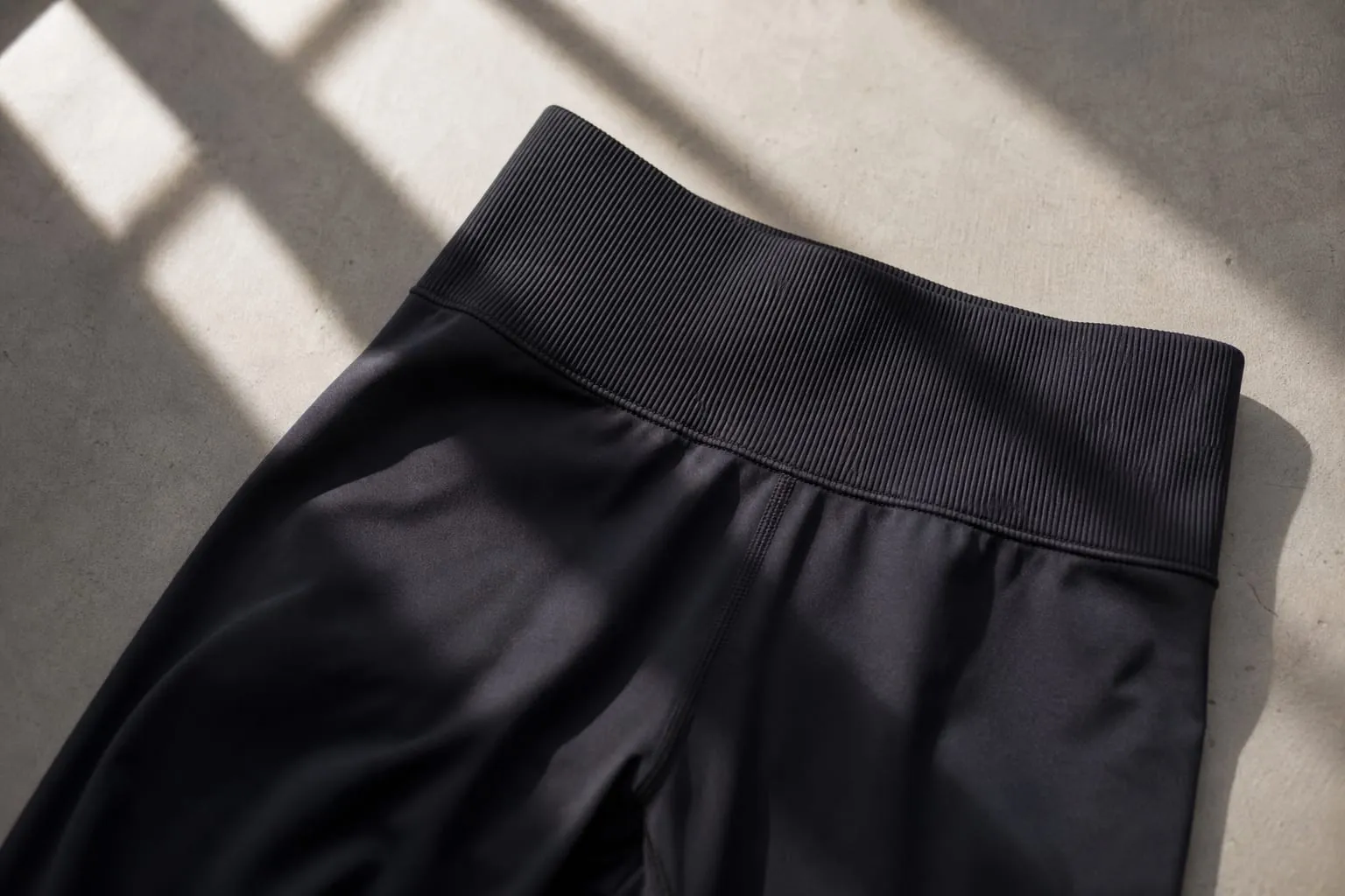 Une ceinture haute en tricot côtelé épais résiste nettement mieux au roulement qu'une bande basse en jersey fin.