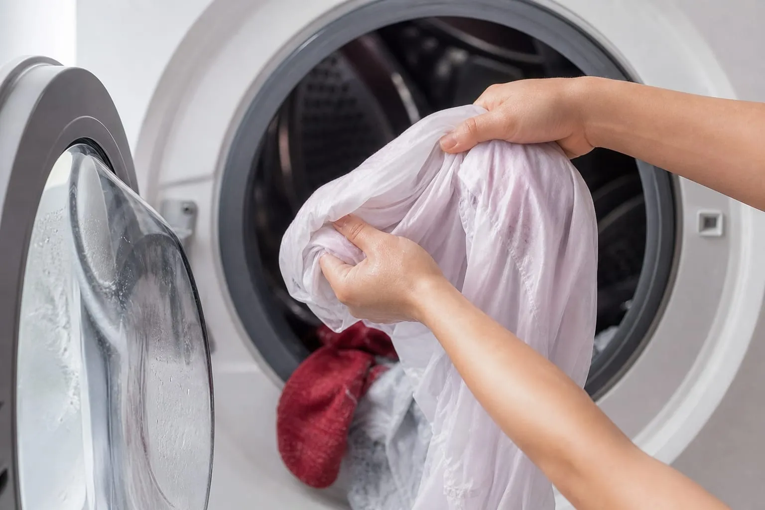 Sorti humide de la machine, un blanc rosi se rattrape presque toujours.