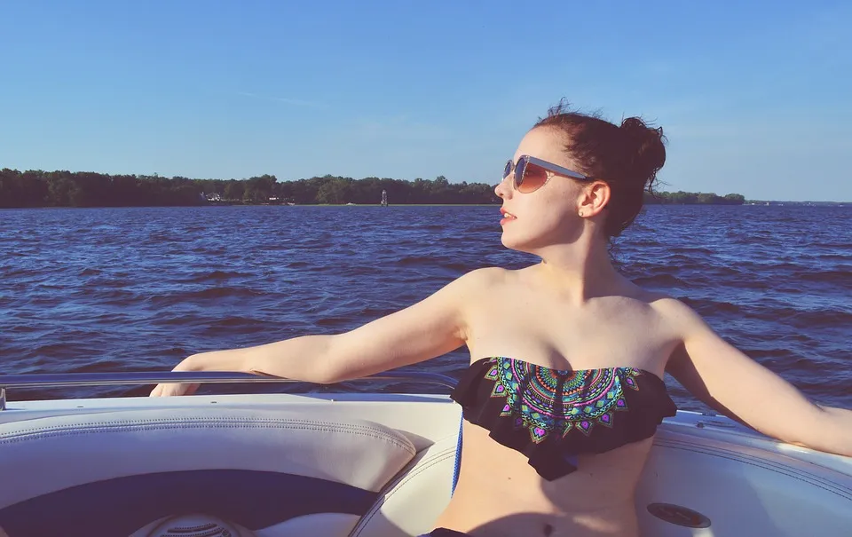 Choisir une coupe qui accompagne le corps, dans l’eau comme au soleil.