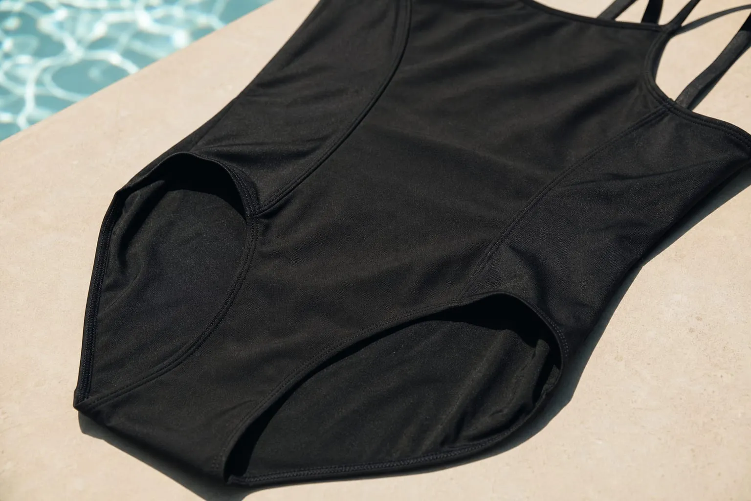 La coupe du bas et l'élasticité du tissu déterminent la tenue d'un maillot une pièce pendant la nage, bien plus que la taille choisie.