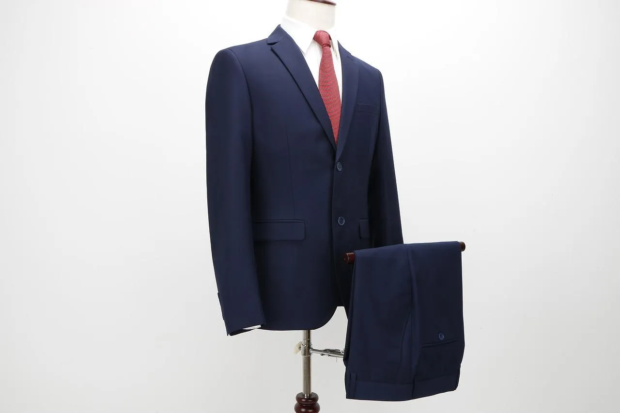 Un costume souple, porté avec sobriété entre rigueur et décontraction.