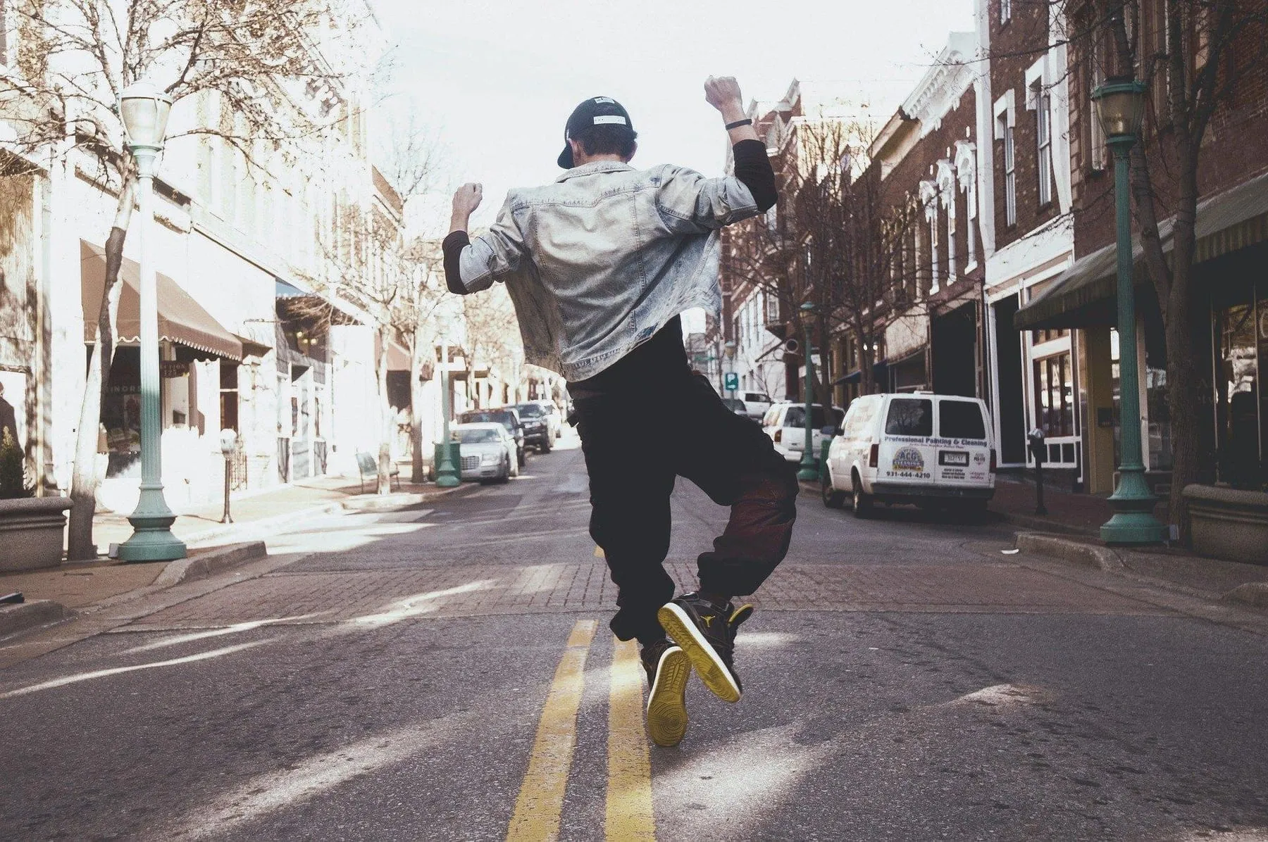 Jeu de volumes, textures mates et baskets impeccablement entretenues.