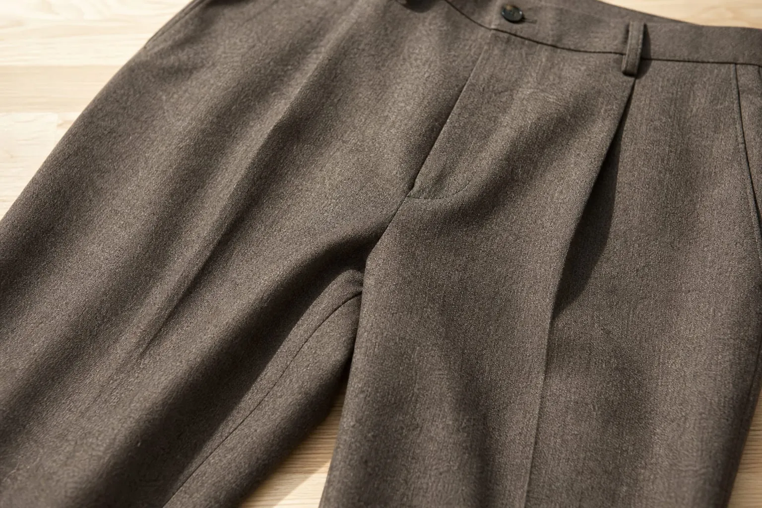 Le pli d'excès de tissu qui se forme sous la ceinture, à l'avant de l'entrejambe, signale une coupe inadaptée plutôt qu'une mauvaise taille.