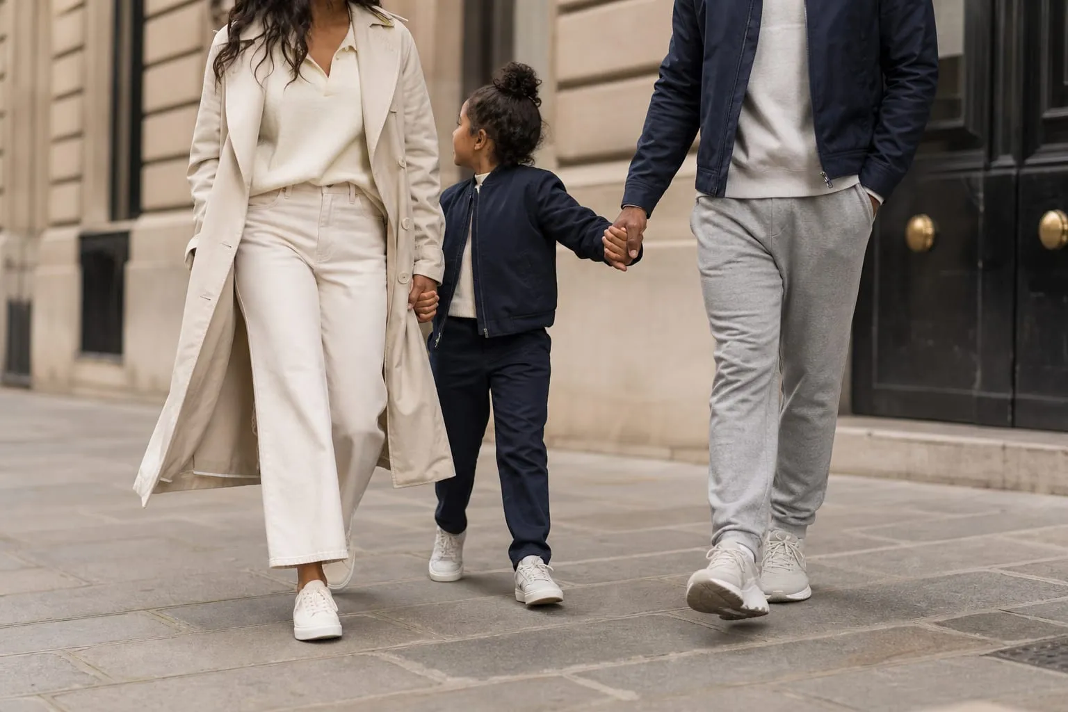 Sneakers, textile et accessoires : choisir au-delà du seul logo.