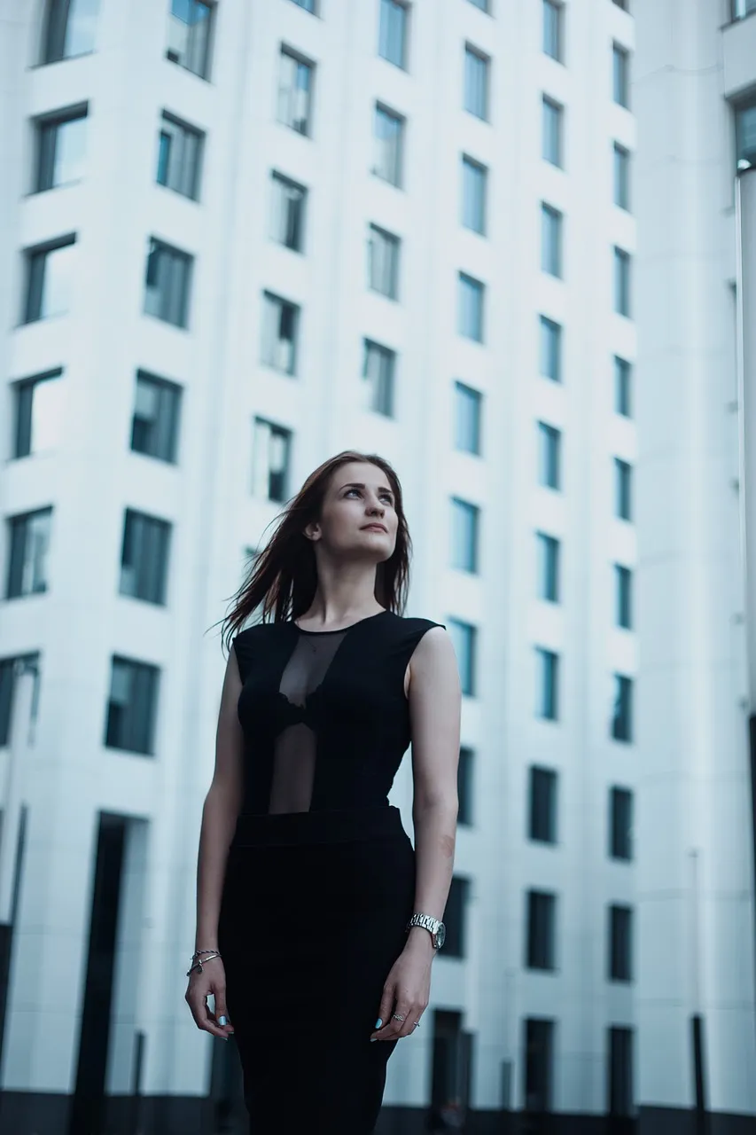 Une robe noire bien coupée : sobre en apparence, décisive dans l’allure.