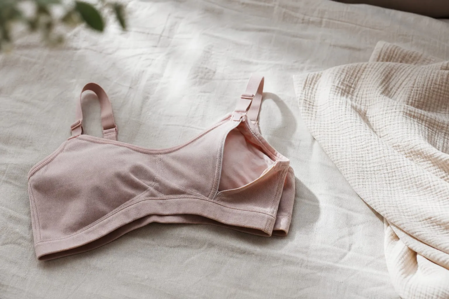 Un soutien-gorge d’allaitement en coton, système d’ouverture visible au bonnet.