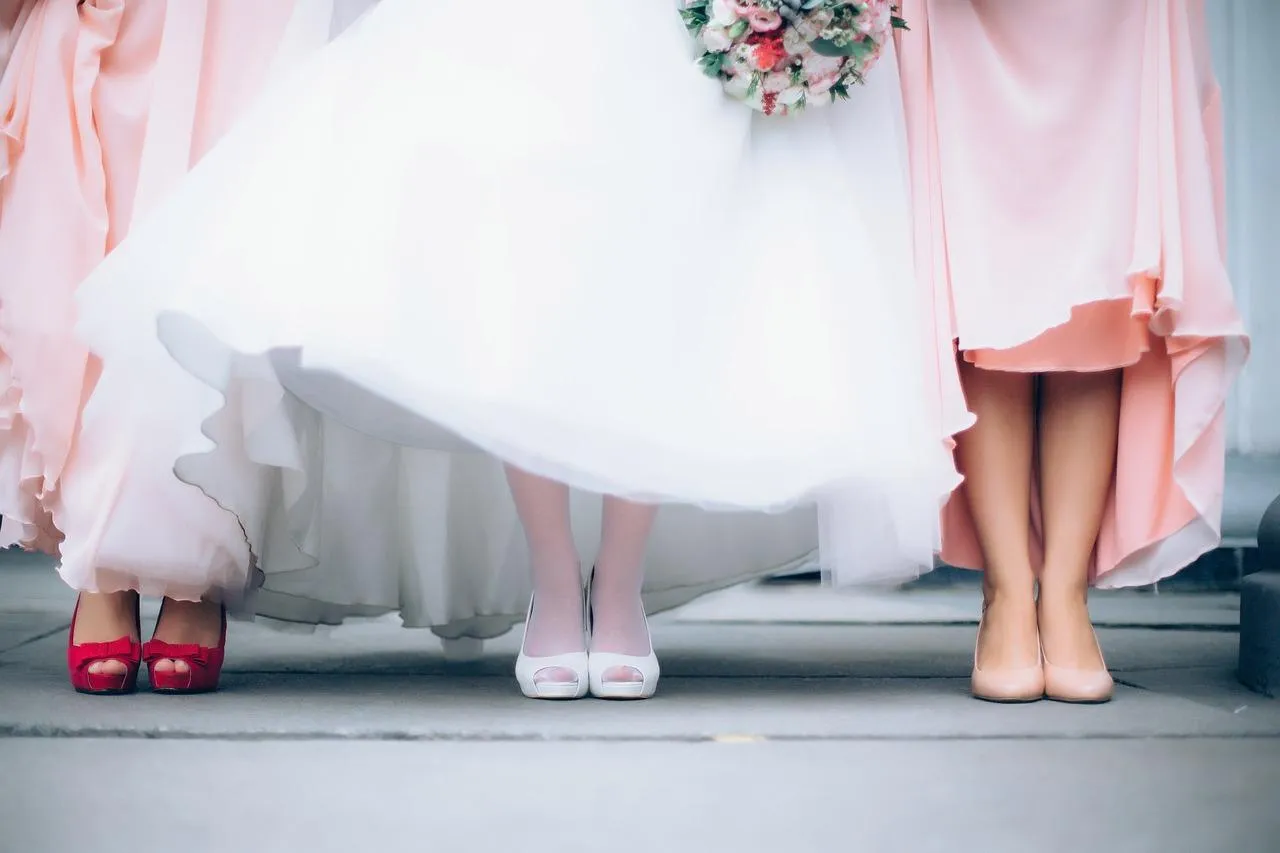 Une paire ivoire choisie pour accompagner la robe sans entraver le pas.