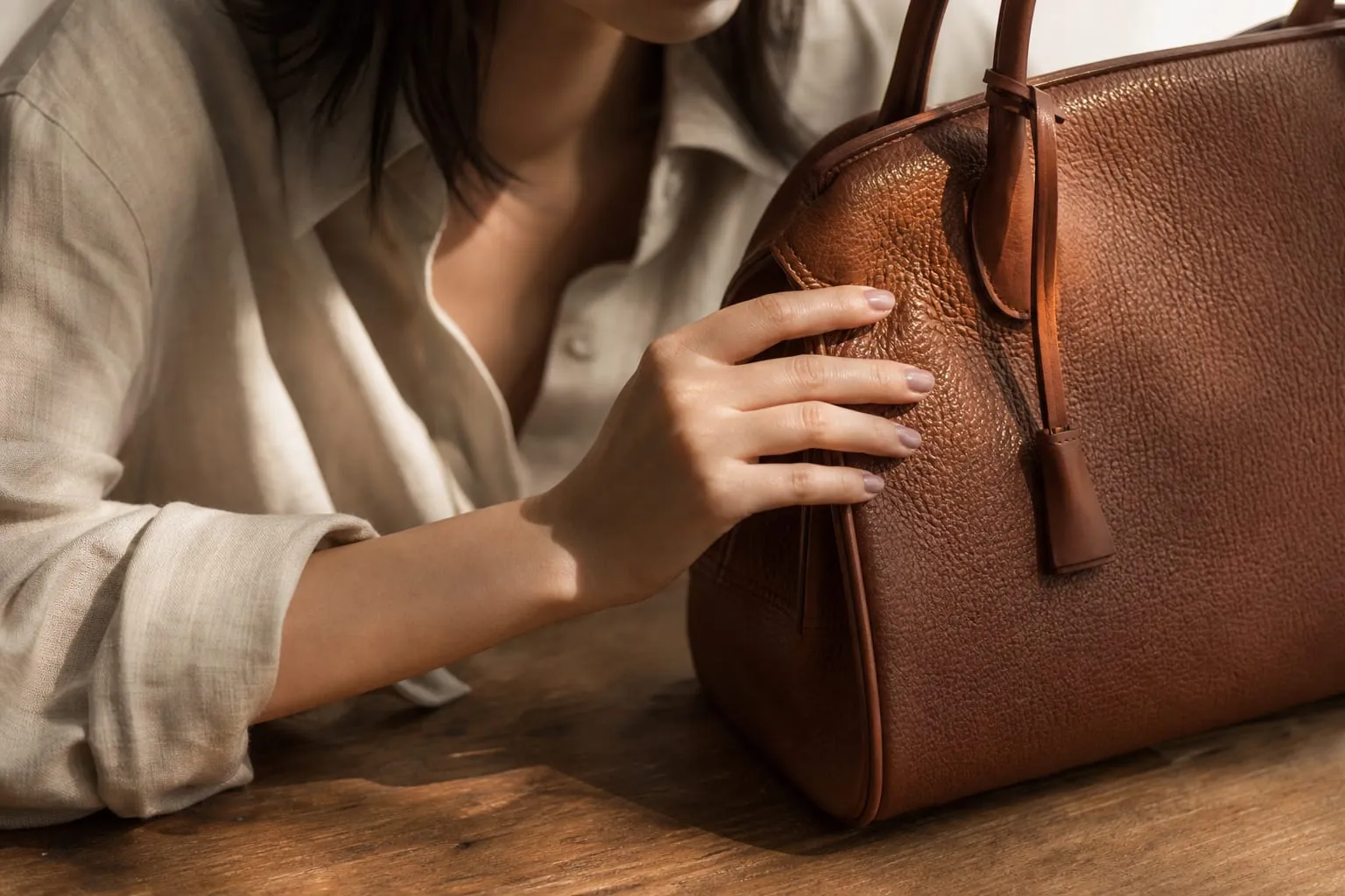 Le grain irrégulier d’une pleine fleur se lit à l’œil avant même de toucher le sac.