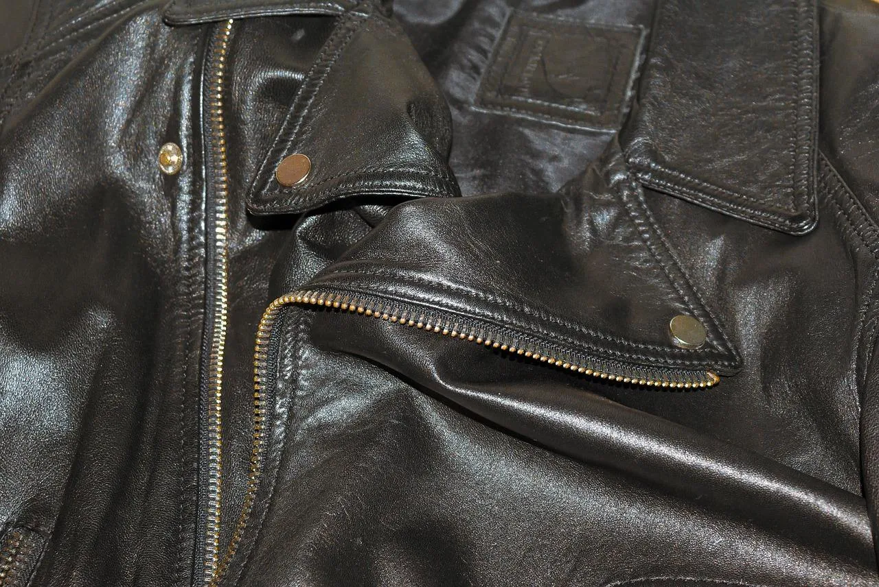 Un blouson bien coupé structure une silhouette sans l’entraver.