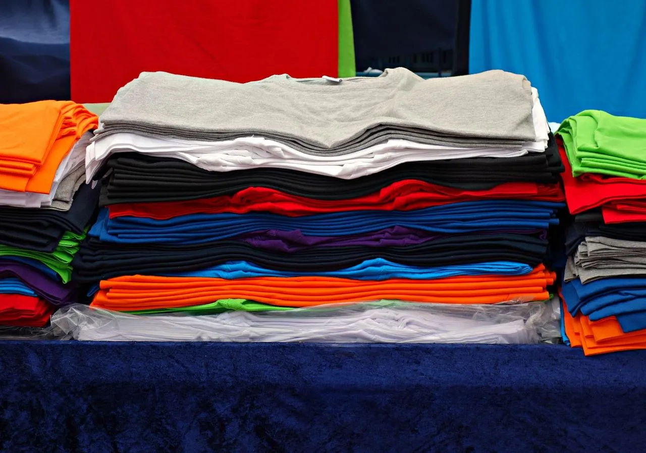 Un tee-shirt ample, structuré par un jean droit et des accessoires nets.