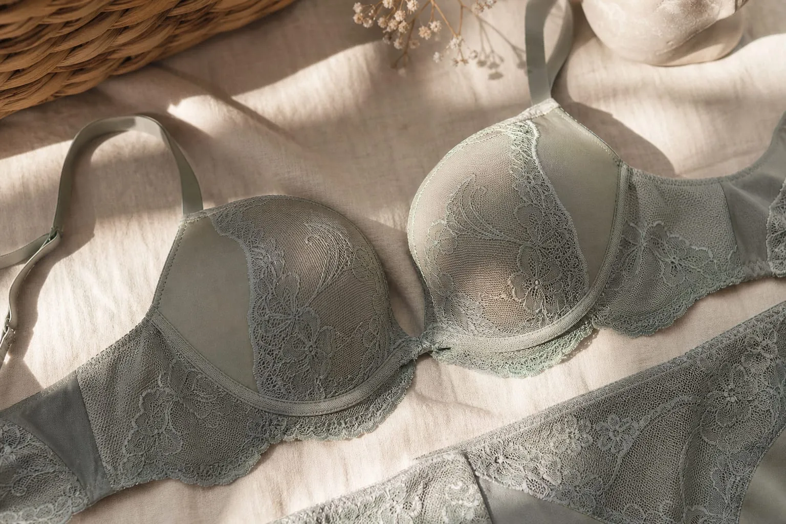 Dentelle souple, tulle fin et maintien ajusté : la lingerie se choisit au détail.